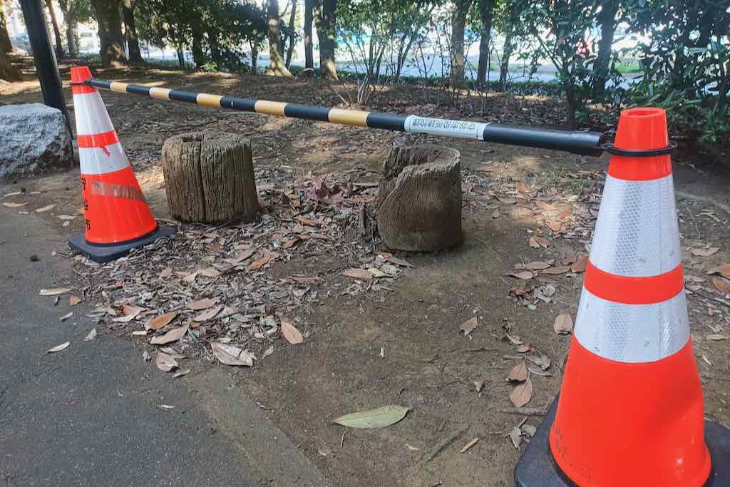腐敗した木のベンチ 1箇所目