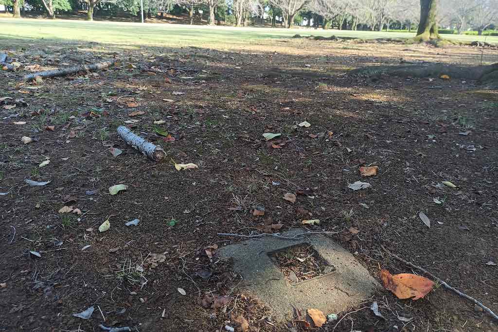 かつてゴミ箱があり切断した跡（手前下）